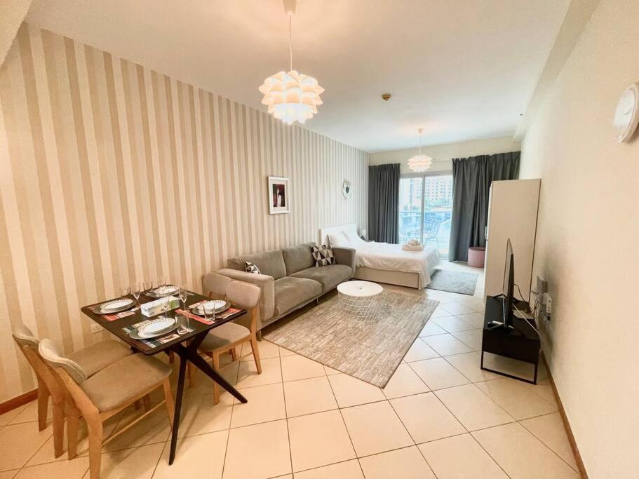 Amazing Largest Studio in Marina Next to Metro - Central Location, Dubaï