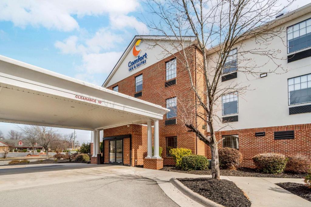 Comfort Inn & Suites photo