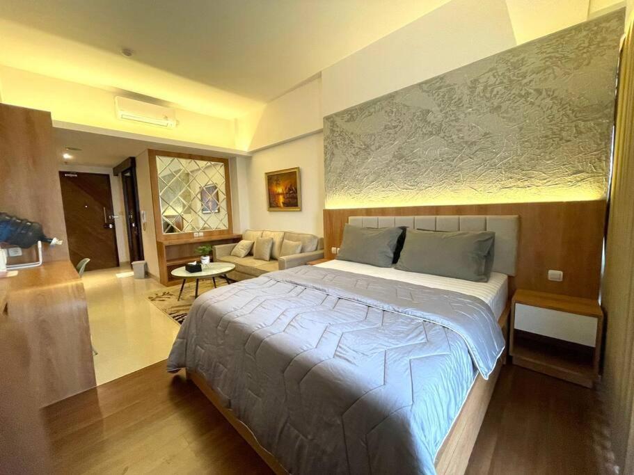 Ruby Apartment #8, Kejayan