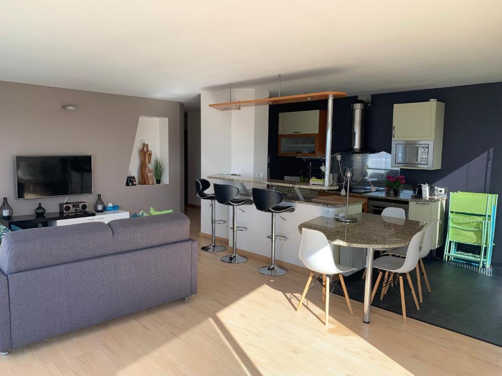 Appt 4 pers, centre-ville tout à pieds, plage 300m, aperçu mer, très calme parking privé, possibilité garage et location vélos électriques - 2
