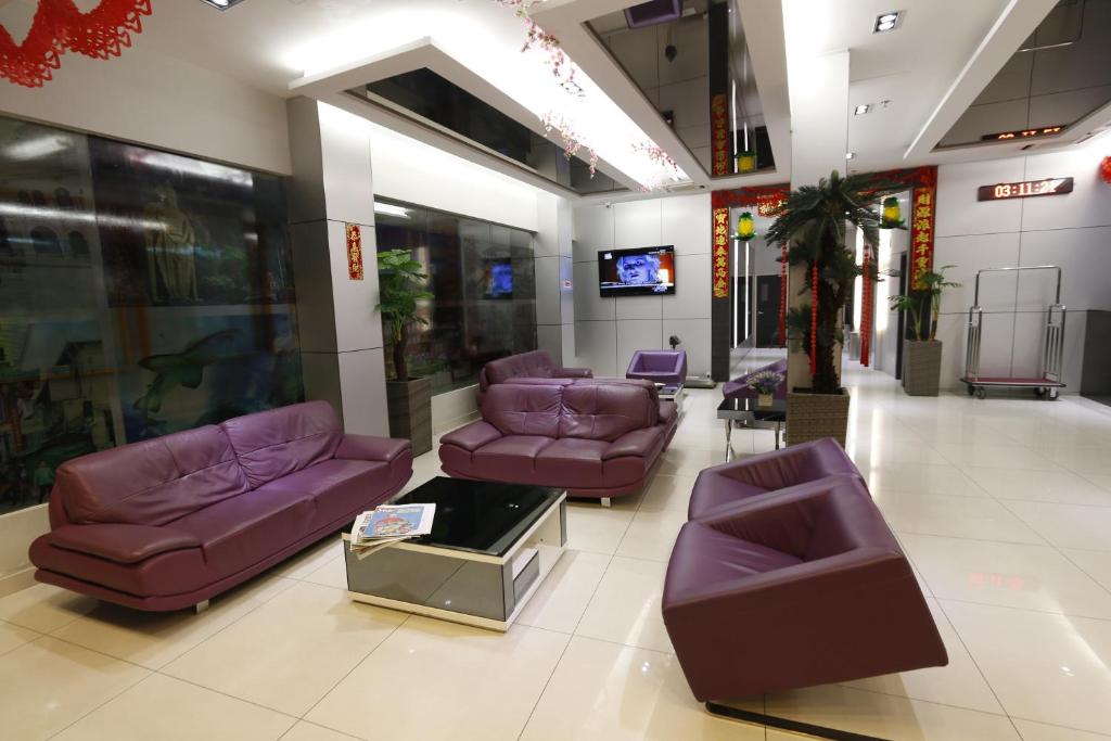 Shared lounge/TV area