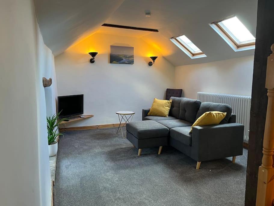 The Barn Behind, Castleton