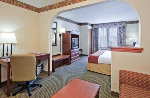Holiday Inn Express Hotel & Suites Forest photo