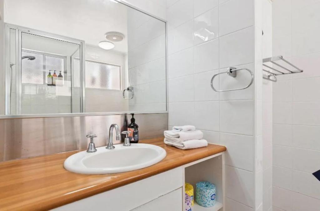 Ocean Views Central to everything , 2 bed, 2 minute walk to Beach photo