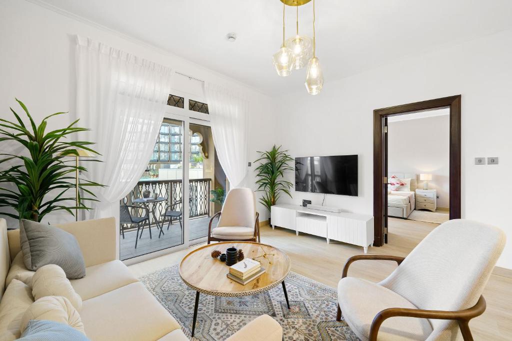 Classy Design 2BR in Old Town w/ Burj Khalifa View, Dubaj