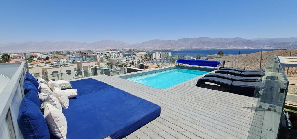 3 bdr Penthouse With Red Sea View- By Amdar Holiday Apartments, Ejlat
