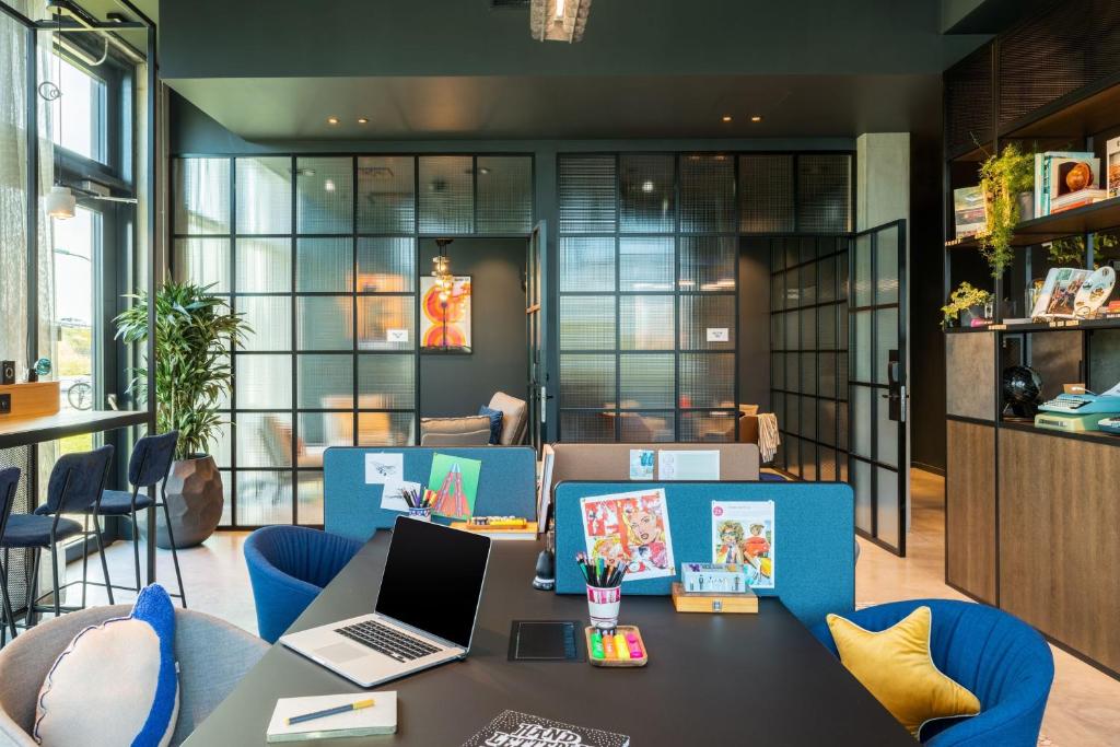 Moxy Berlin Airport photo