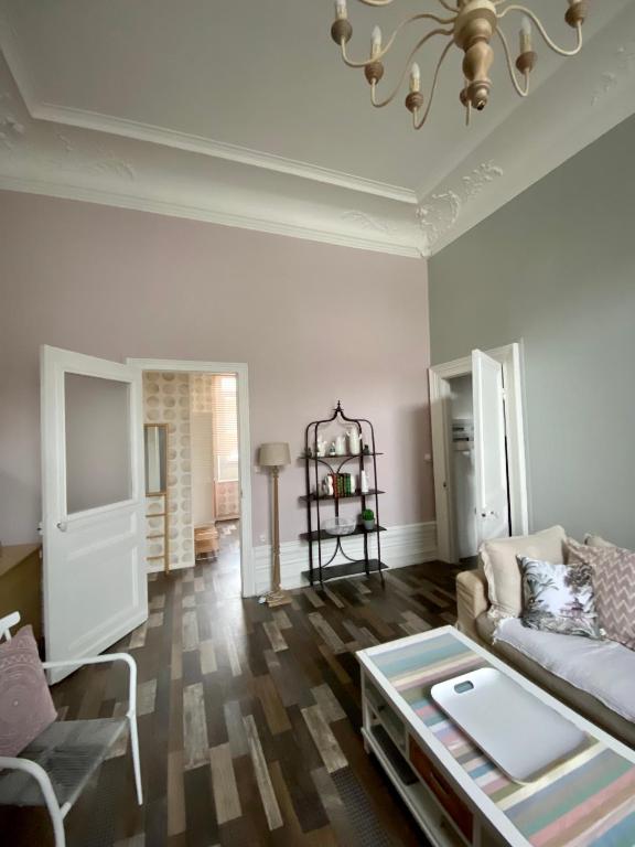 GRAND APPARTEMENT DE STYLE HAUSSMANNIEN - 3