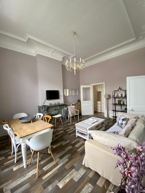 GRAND APPARTEMENT DE STYLE HAUSSMANNIEN - 1
