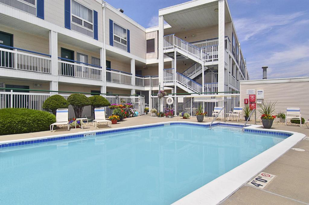 Super 8 By Wyndham Madison East photo