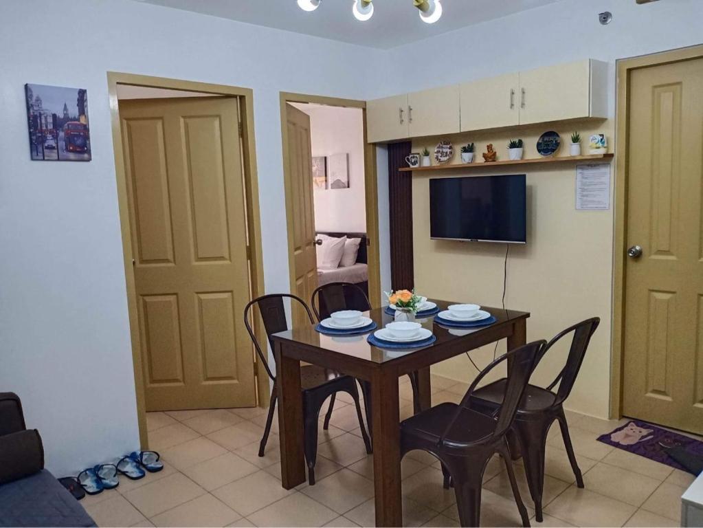One Spatial Two Bedroom Condominium Unit with Pool and Gym free Netflix and wifi photo