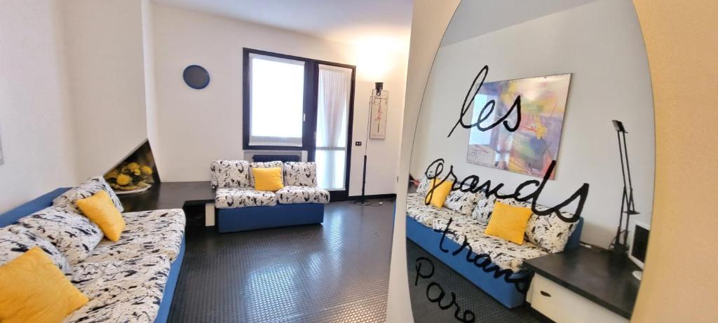 Fancy apartment with huge terrace, Barzio