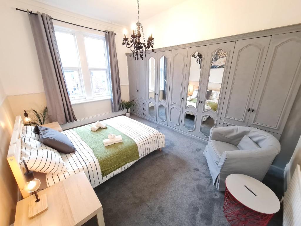 Large 3 Bed Flat, Free Parking, Old Walker