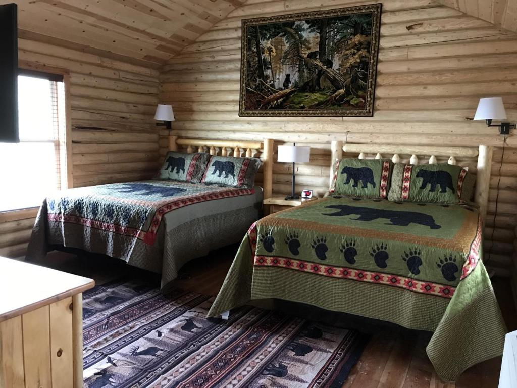 Bear & Moose Cabins in Paradise Valley