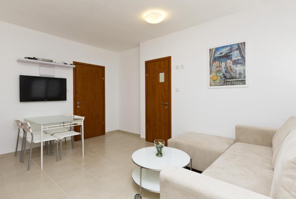 Best Price On Home4trip Bat Yam In Reviews One Bedroom Apartment