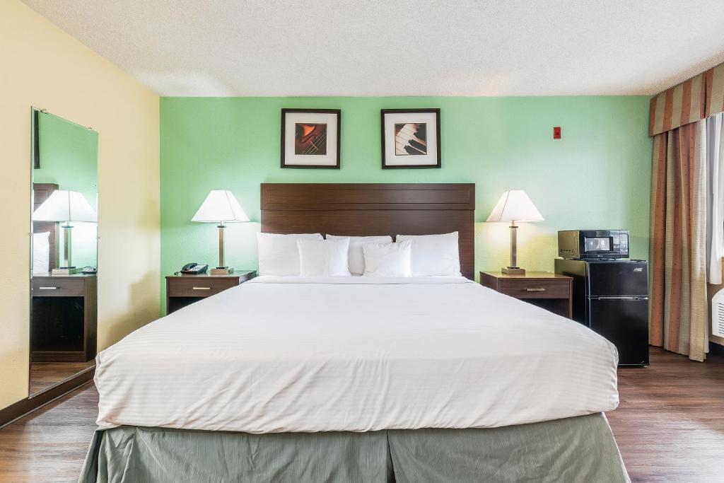 Days Inn by Wyndham Federal Way photo