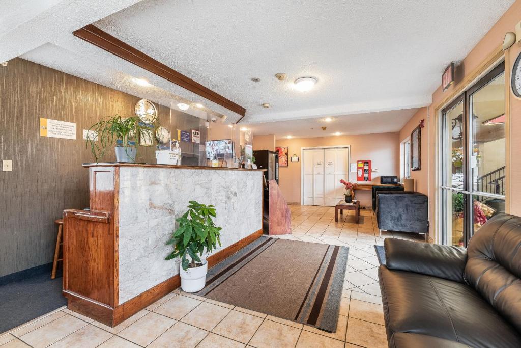 Days Inn by Wyndham Federal Way photo