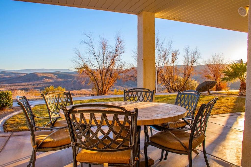 2102 Las Palmas Main level, 3 bd, 2 bath Las Palmas Unit, Shared Pool and Hot Tub, St. George