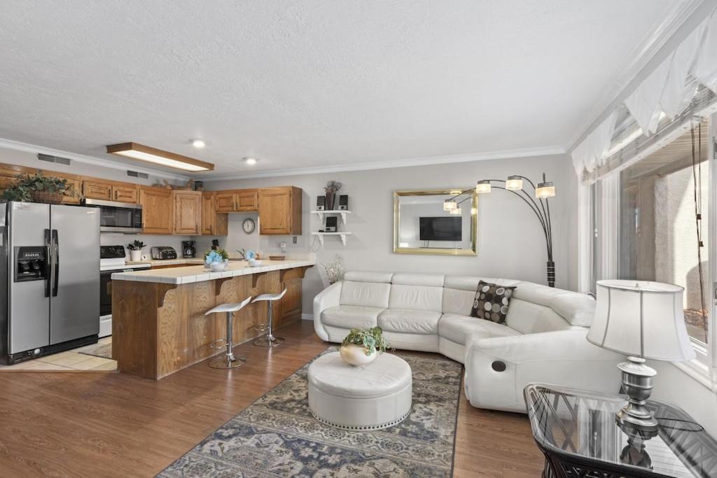 304 Main Level Condo, New Flooring, Mountain Views, Close to Pools, and More, Washington