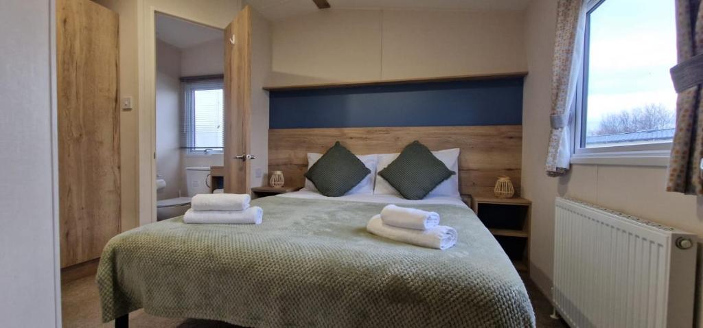 Beautiful caravan near Edinburgh Seton Sands nr117, Longniddry