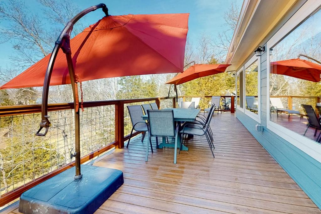 Dock Holiday, Dandridge