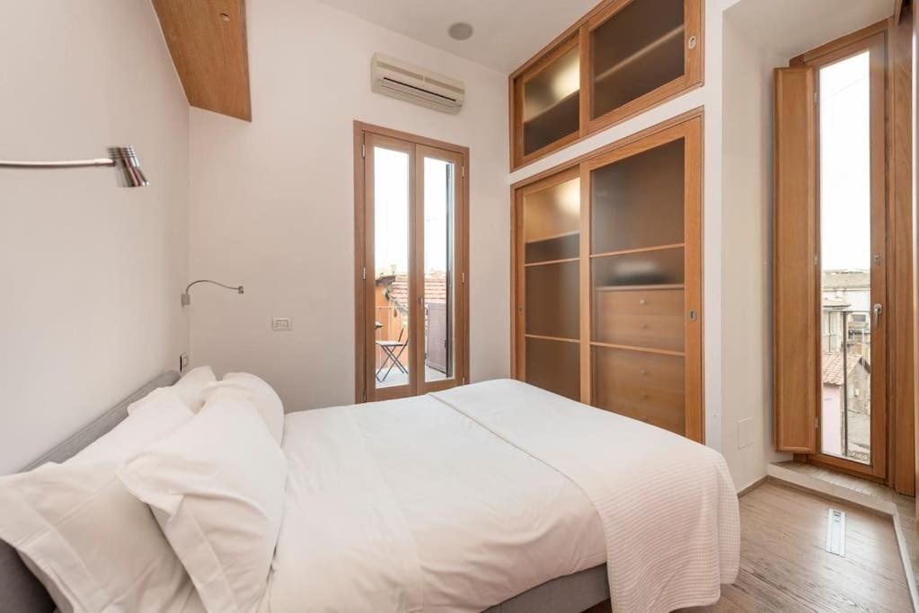 Modern Colosseum Flat - 5
