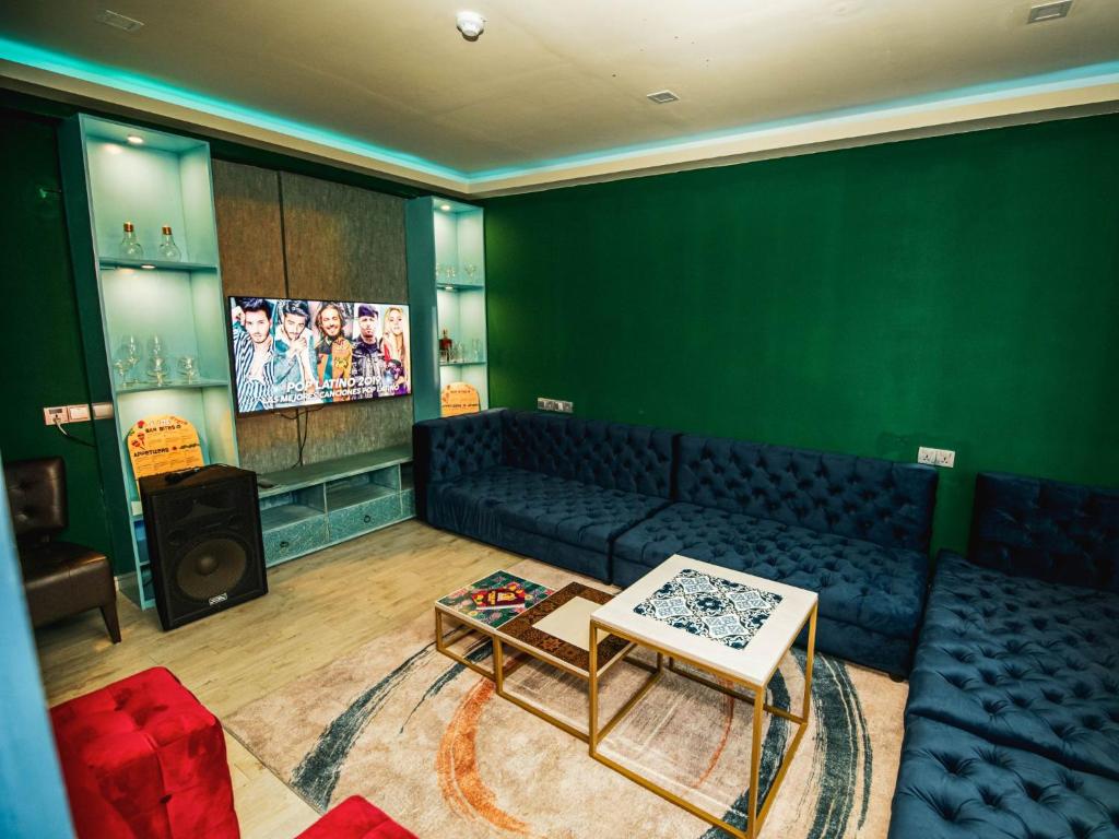 Shared lounge/TV area