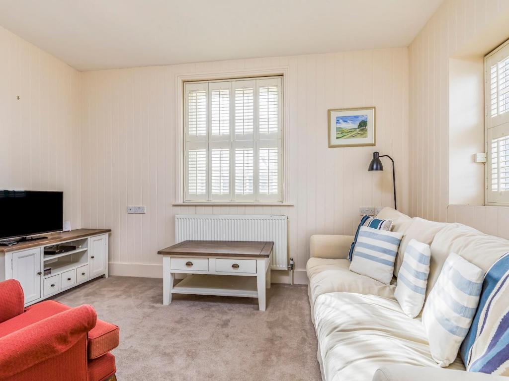 Pass the Keys Charming Old Coastguards Cottage, Chichester