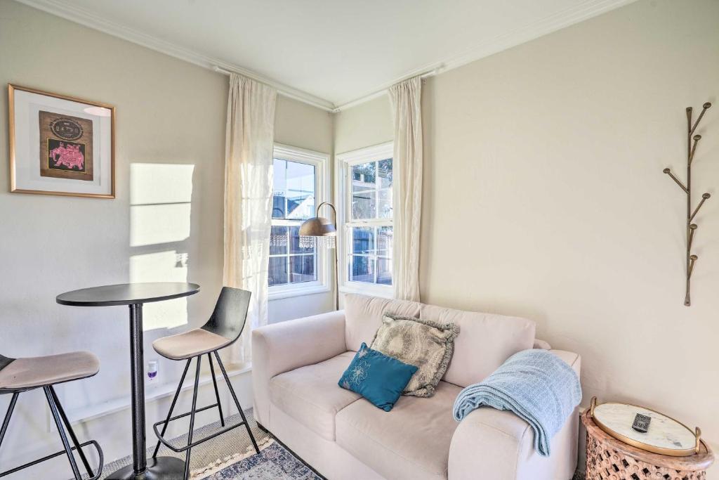 Modern Oakland Hills Apt Near Coliseum!