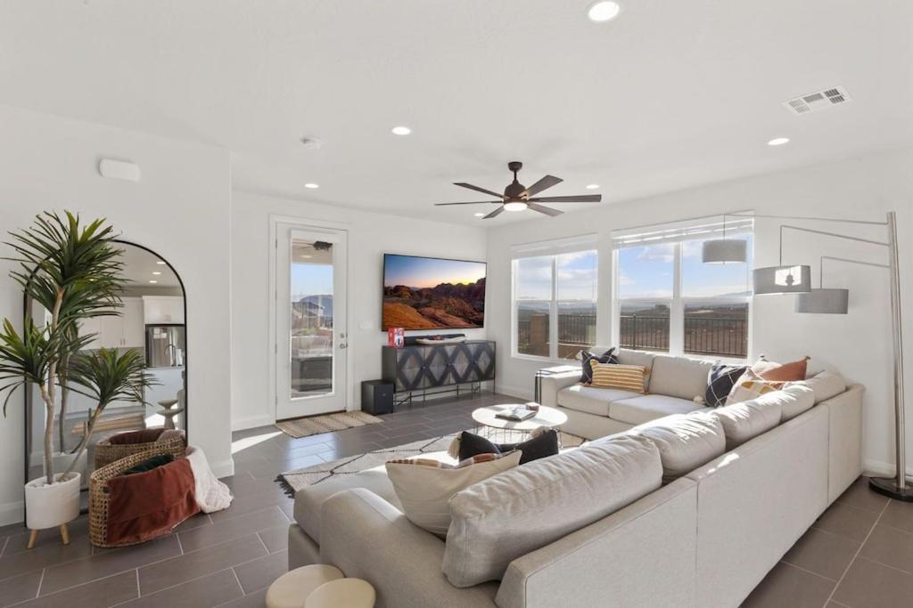 Paseos 1317 Sleeps 10 guest, Private Spa, Putting Green, EV Charger, Nintendo Switch and more!, Washington