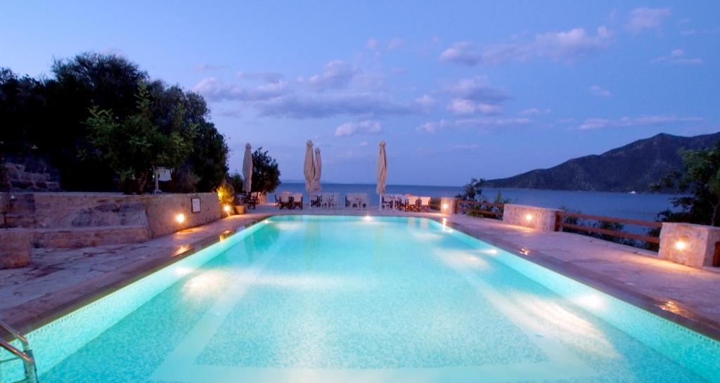 Smyros Resort — Hotel in Poulithra
