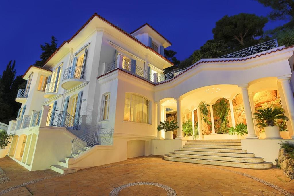 Luxury Villa at Mont Boron, swimming pool overviewing the bay - 3