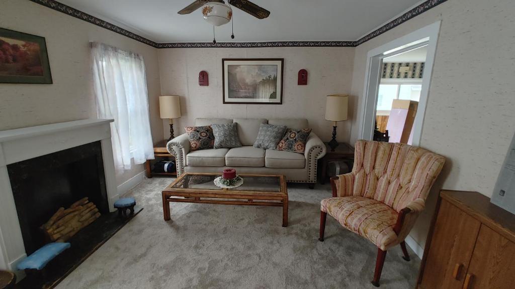 Entire Home - 4 Bedroom - Canandaigua - Steps Off Downtown - Walking distance to Restaurants, Shops, Breweries & Pubs, Canandaigua