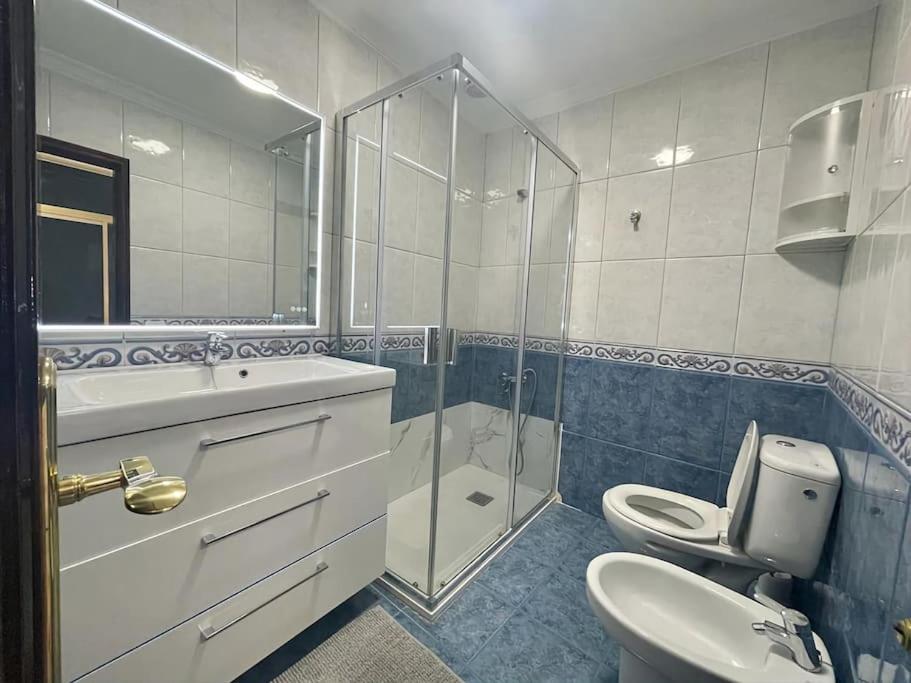 Affordable holiday accommodation for large families and groups at Las Canteras beach with 3 Bedrooms and Free Parking - 5