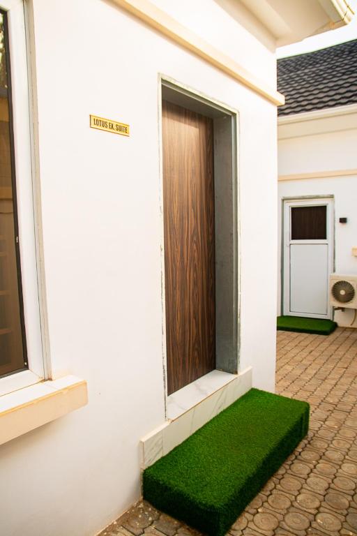 LOTUS EXECUTIVE SUITE, RHODABODE APT. photo