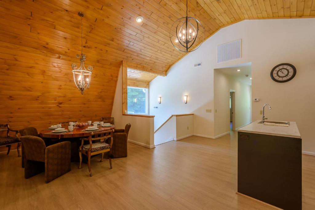 Red Barn at Tiffanys Estate, Elk Park