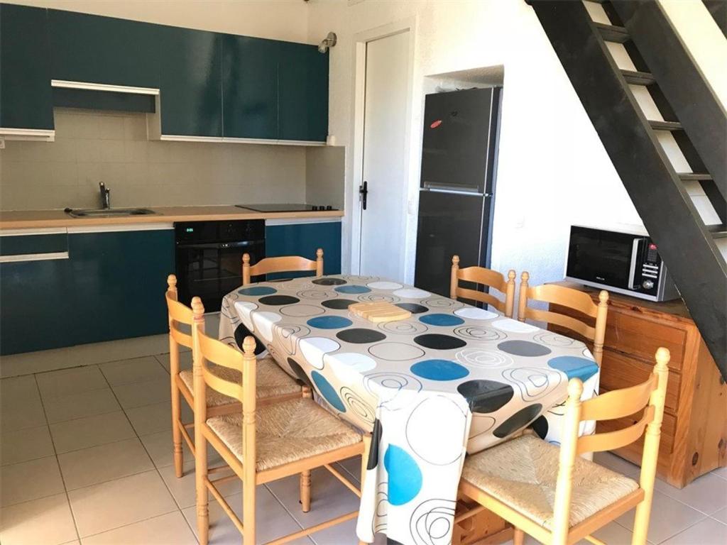 Appartement T2 Mezzanine, 6 couchages, bord de plage, parking privé, proche commerces et Aqualand - FR-1-81-47 - 2