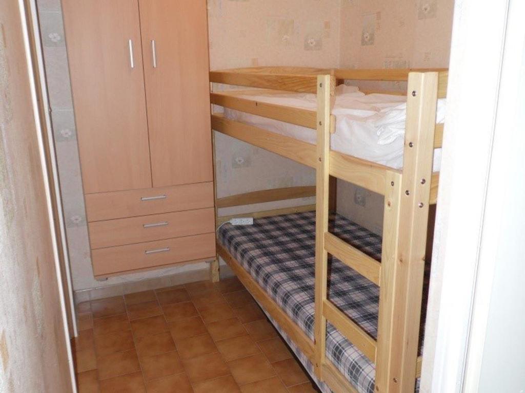 Appartement T2 cabine en RDC avec terrasse privative, parking et équipements confortables. - FR-1-326-383 - 4