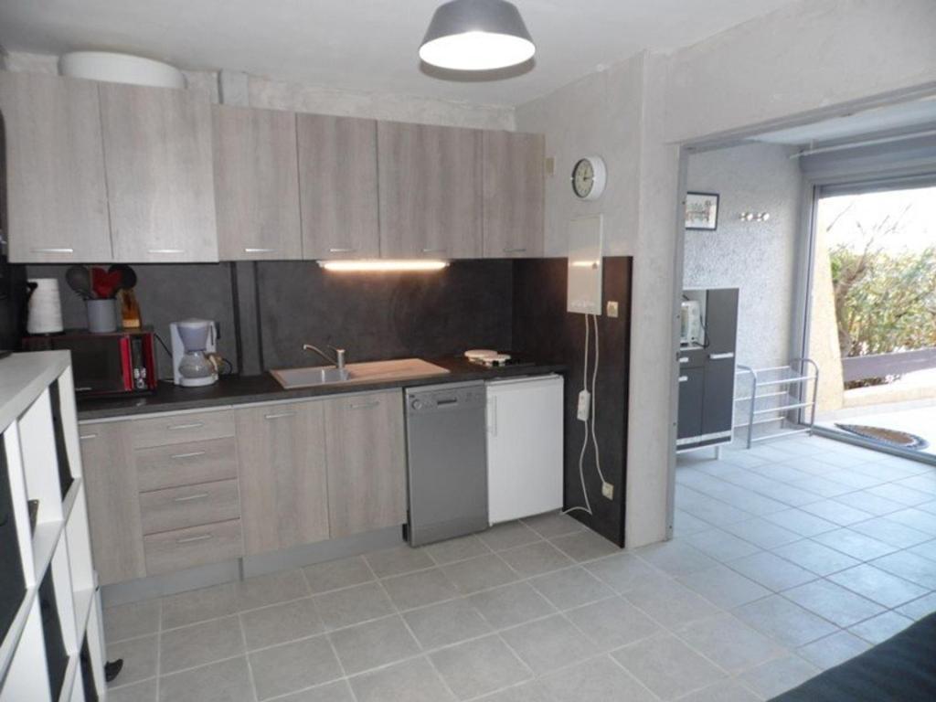 Appartement T2 cabine en RDC avec terrasse privative, parking et équipements confortables. - FR-1-326-383 - 5
