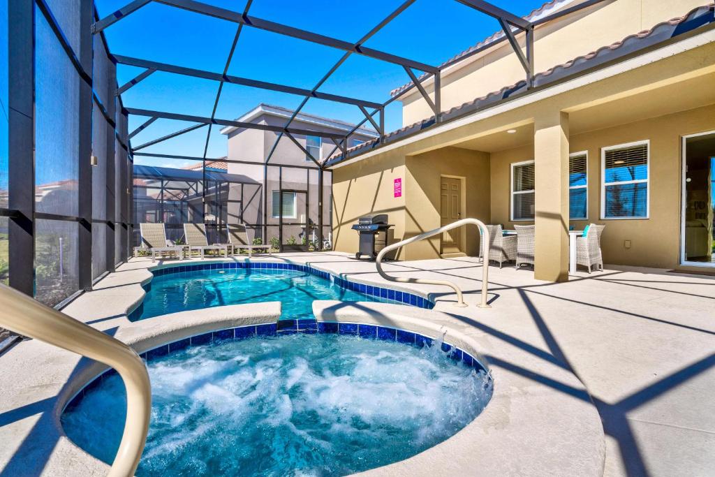 7663 Oakmoss Loop, Loughman