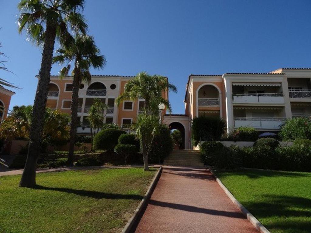 Charmant T2 à Giens avec grande terrasse, piscine et à proximité des plages - FR-1-335-160 - 2