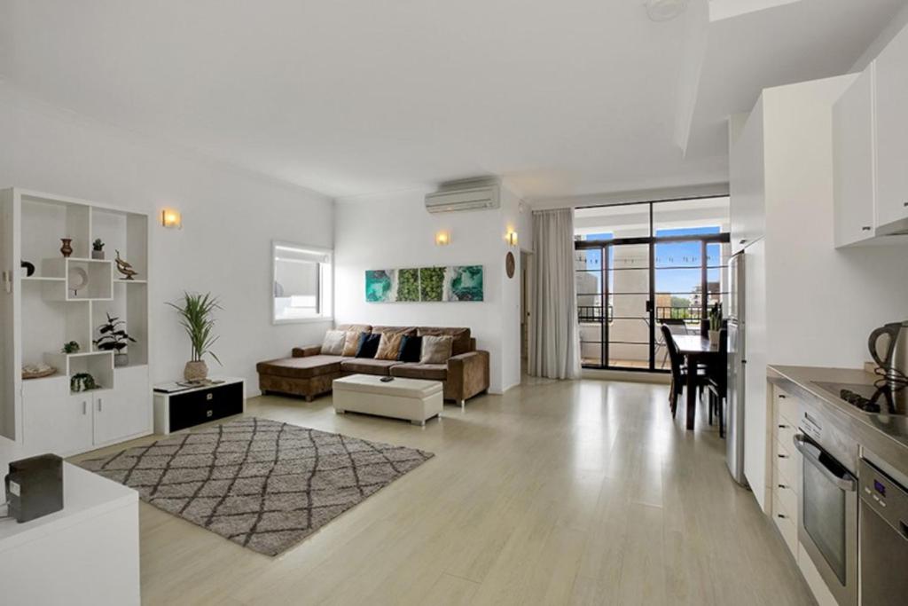Apartment at Cooper St — Hotel in Sydney