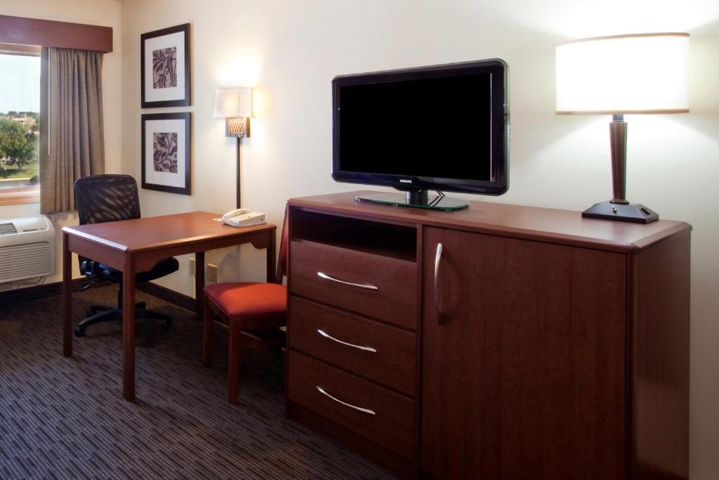 AmericInn by Wyndham New London photo