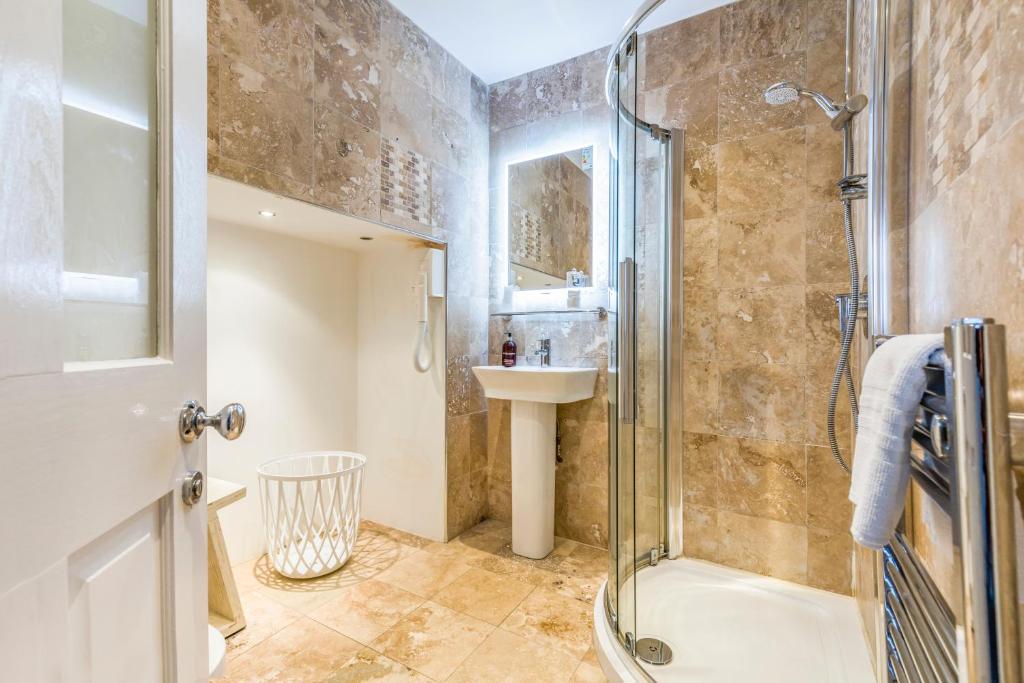 Ashbys Accommodation & Spa hire photo