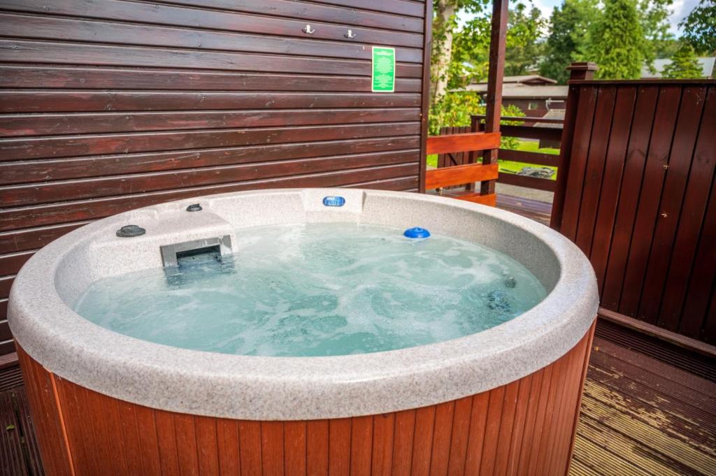 Birch Lodge 13 with Hot Tub, Newton Stewart