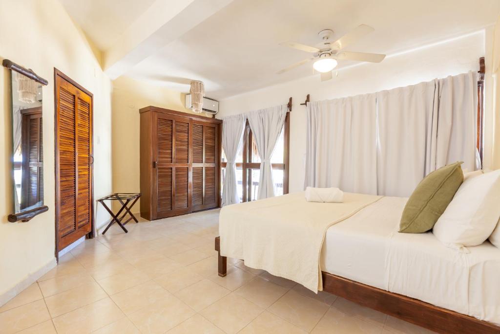 Beachfront Hotel La Palapa - Adults Only photo