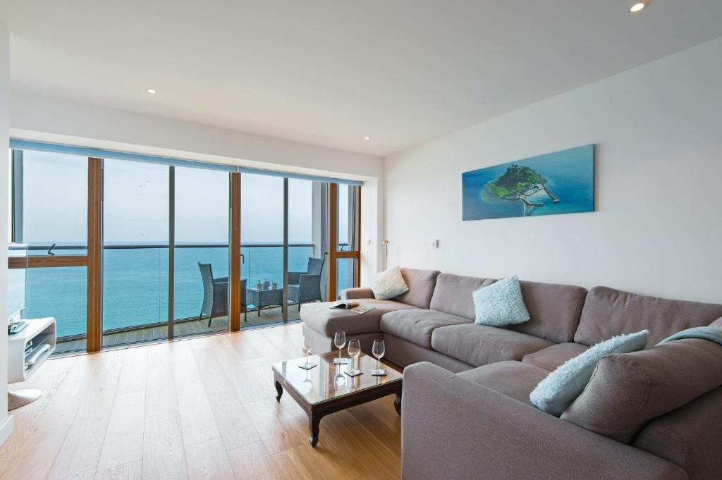 Glas Mor, Carbis Bay