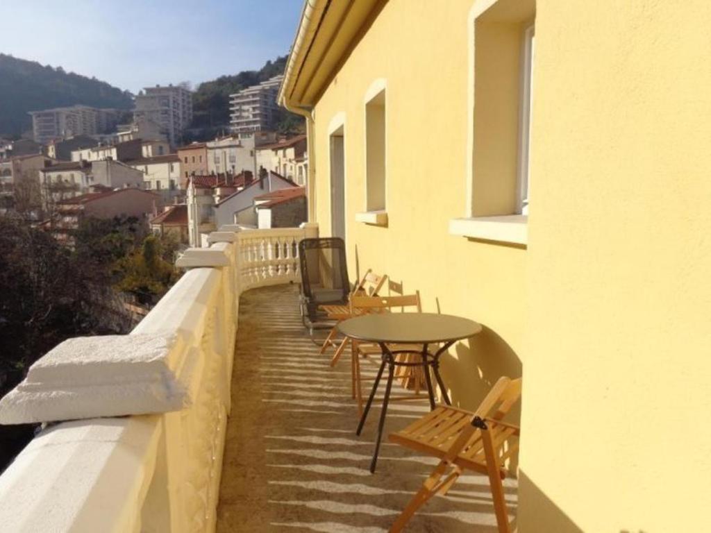 Confortable F3 avec balcon/terrasse en centre-ville, proximité cures, parking, ascenseur, pour 4 pers. - 1