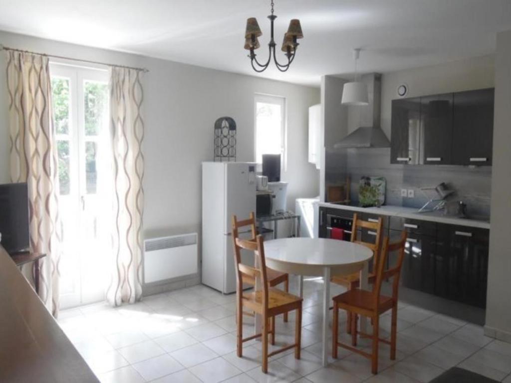 Confortable F3 avec balcon/terrasse en centre-ville, proximité cures, parking, ascenseur, pour 4 pers. - 2