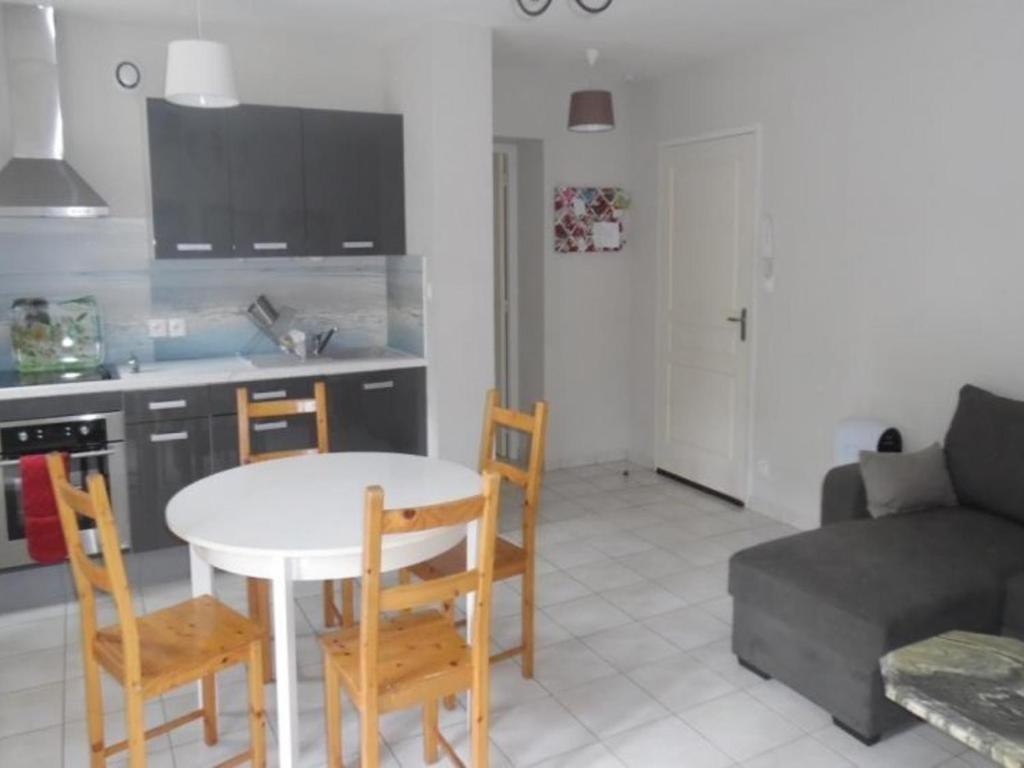 Confortable F3 avec balcon/terrasse en centre-ville, proximité cures, parking, ascenseur, pour 4 pers. - 4